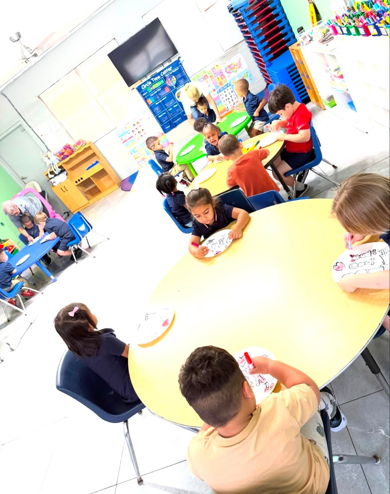 Un salón de clases en Under The Sun Academy